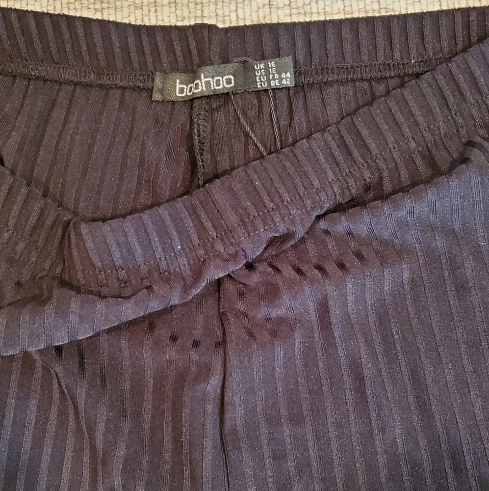 Boohoo Ribbed Cycling Shorts - Picture 2 of 2